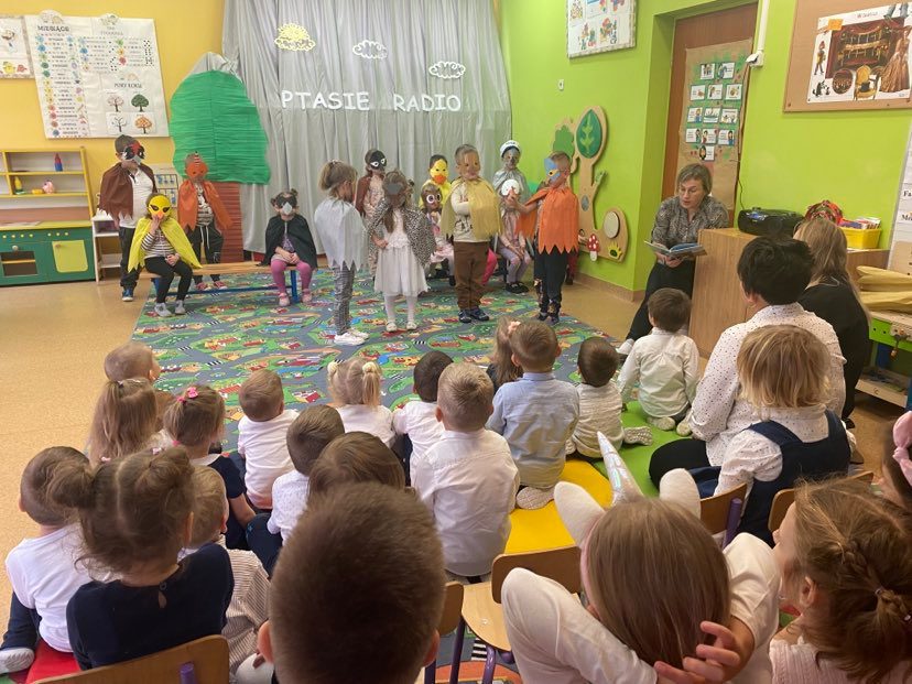   INSCENIZACJA WIERSZA „PTASIE RADIO” PRZEZ GRUPĘ „WISIENKI” DLA KOLEGÓW I KOLEŻANEK Z INNYCH GRUP.