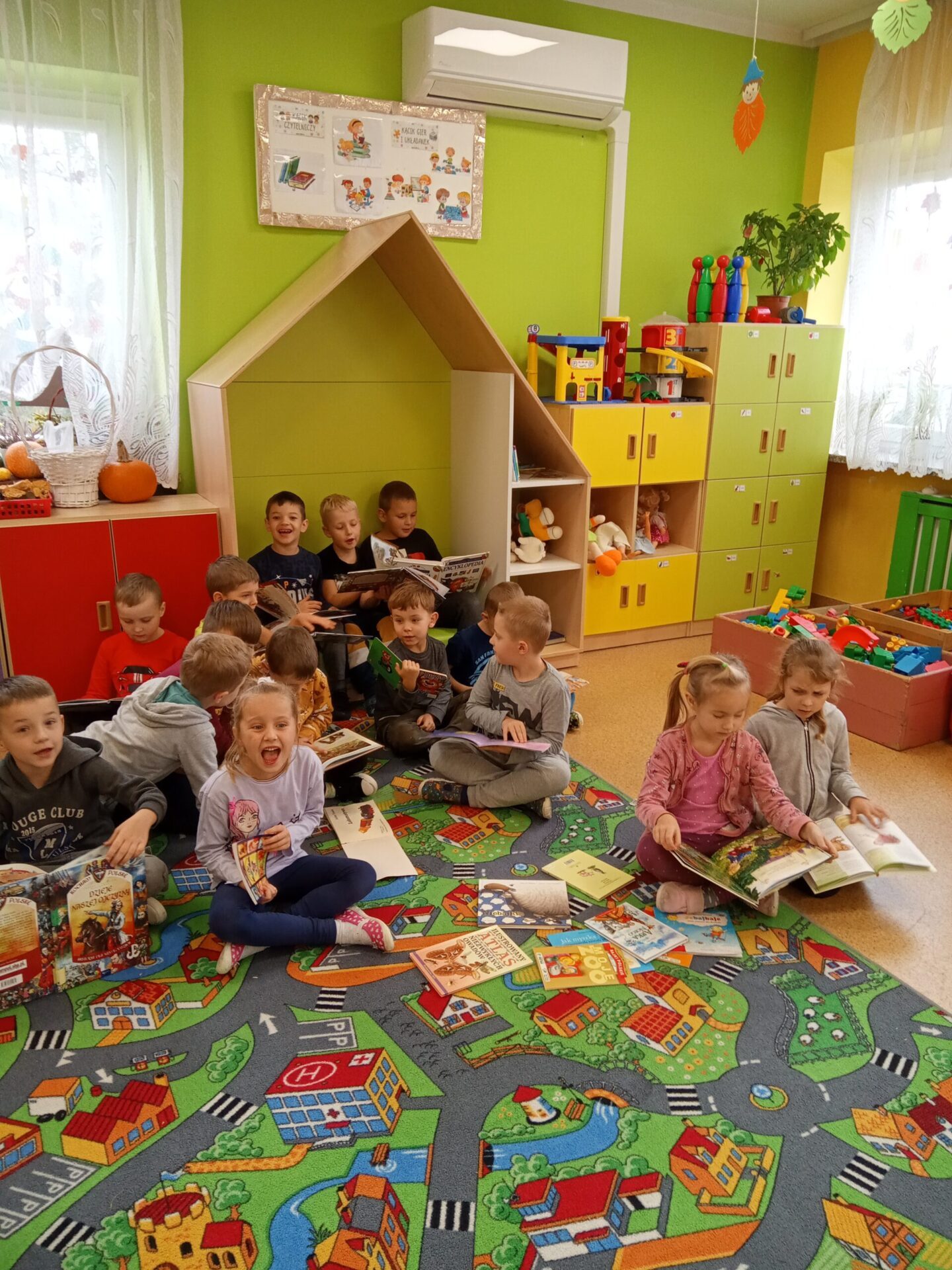 W KĄCIKU CZYTELNICZYM U „MALINEK”.