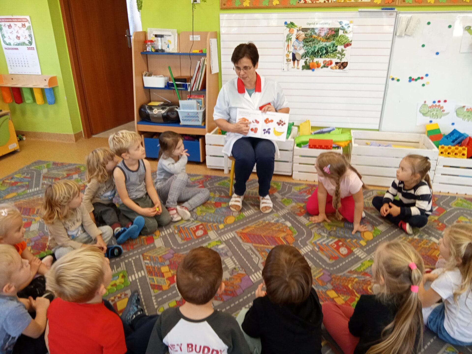 PANI KUCHARKA CZYTA DZIECIOM.