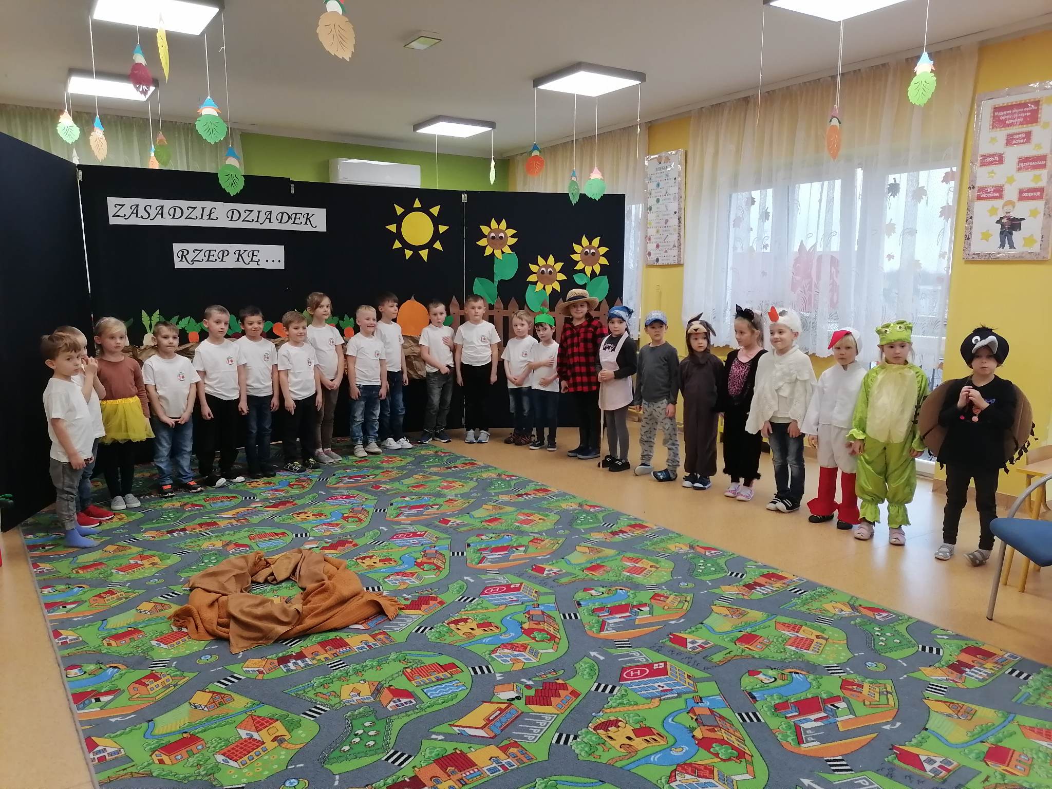 MALI AKTORZY PRZED WYSTĘPEM.